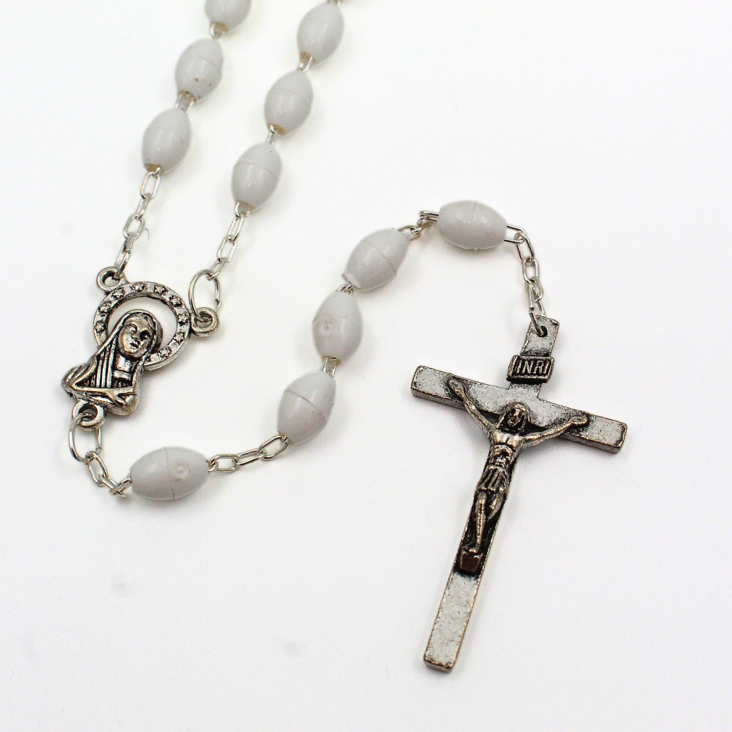 Witte plastic rozenkrans met metalen crucifix, handgemaakt in Italië – katholieke gebedsketting