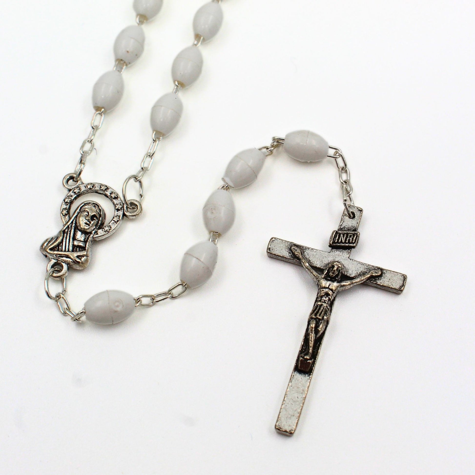 Witte plastic rozenkrans met metalen crucifix, handgemaakt in Italië – katholieke gebedsketting