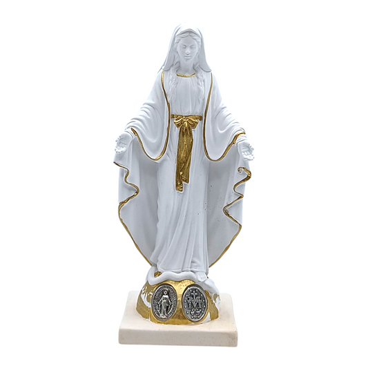 Handgemaakt beeld van de Wonderbaarlijke Madonna in witte resin met gouden details, 15 cm hoog